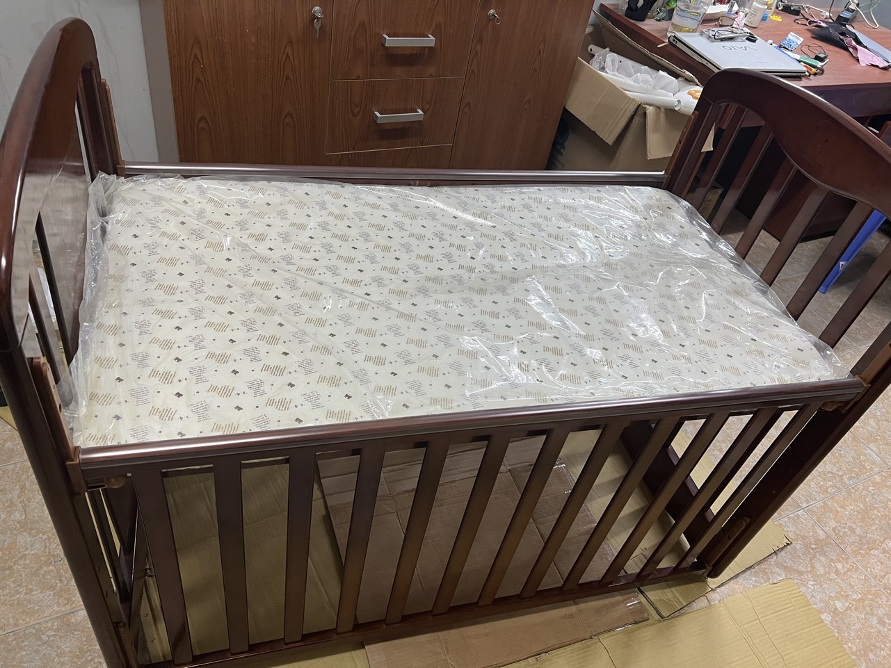 GIƯỜNG CŨI BẰNG GỖ CHO BÉ CÓ BÁNH XE KU6023 - KUKUDUCKBILL ( KÈM NỆM )