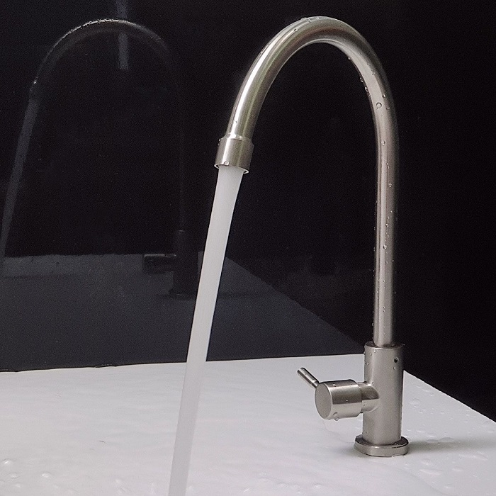 Vòi rửa bát lạnh sus304 Valenza, kèm dây cấp nước.