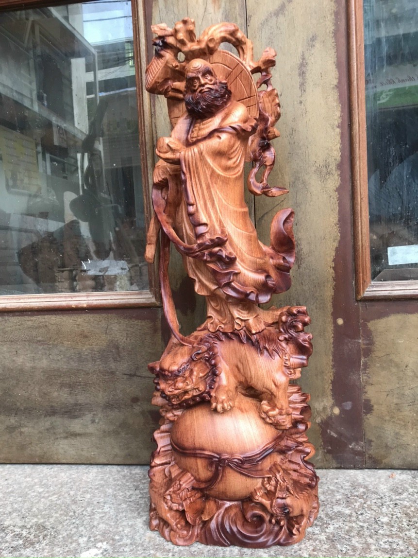 Tượng đạt ma sư tổ ngự tam lân bằng gỗ hương đá tô làm mầu giả cổ kt cao 60×21×11cm