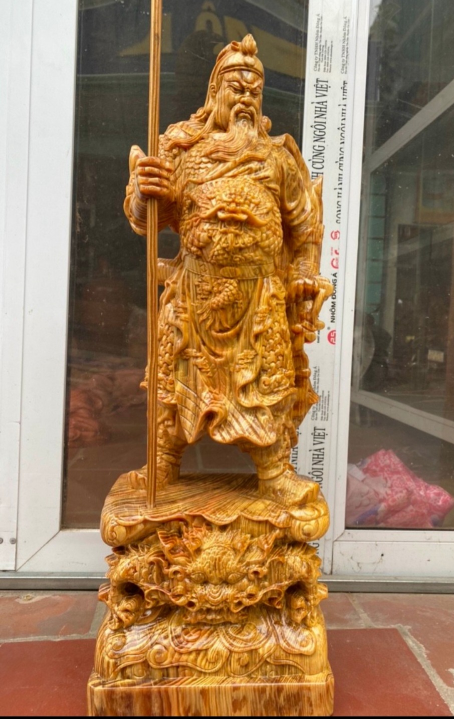 Tượng quan công trấn ải bằng gỗ huyết long bằng gỗ huyết long mọng dầu kt cao 30×13×9cm