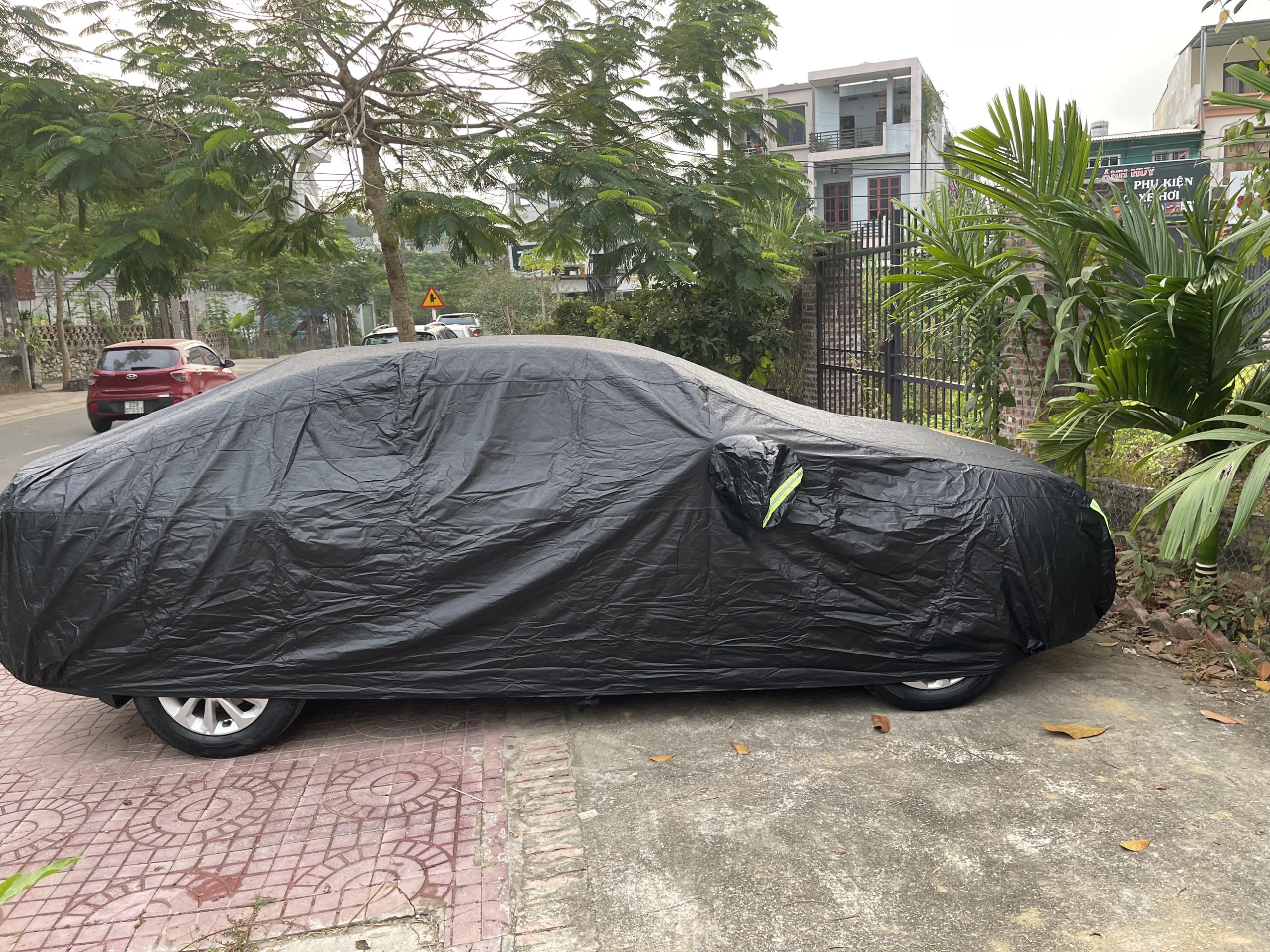 Bạt phủ ô tô Toyota Wigo chất liệu Polyester - màu đen cao cấp MACSIM màu đen - sử dụng trong nhà và ngoài trời