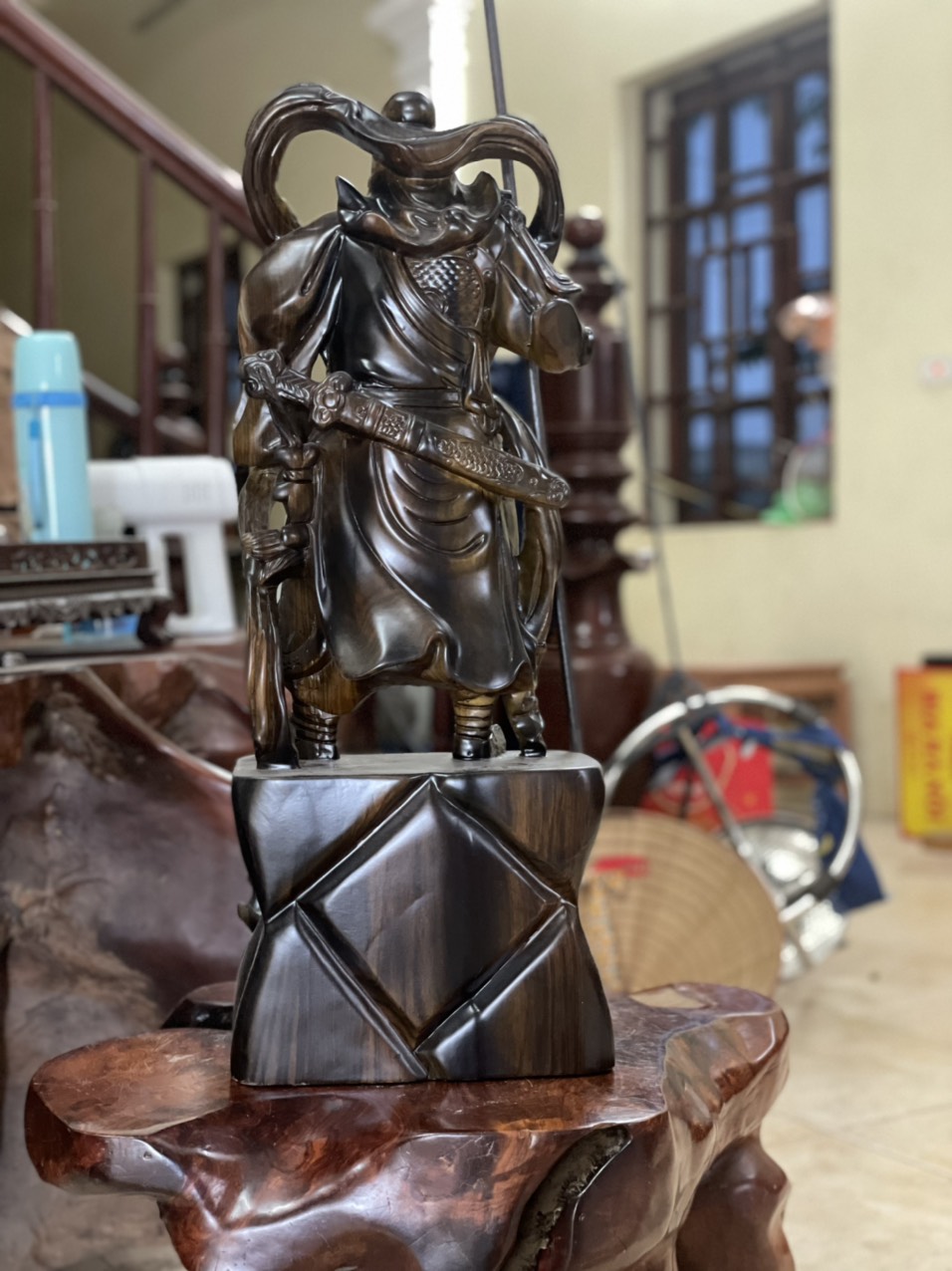 Tượng quan công cầm đao trấn ải,trang trí phong thủy bằng gỗ mun kt cao 60×24×14cm