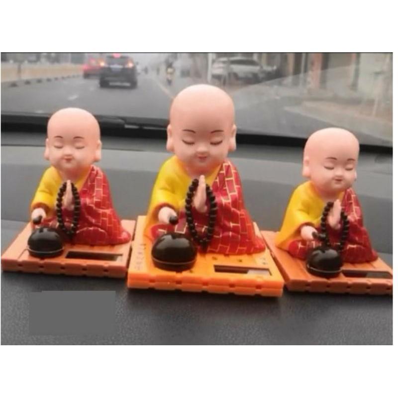 Tượng phật gõ mõ năng lượng mặt trời trang trí taplo xe hơi, phòng làm việc
