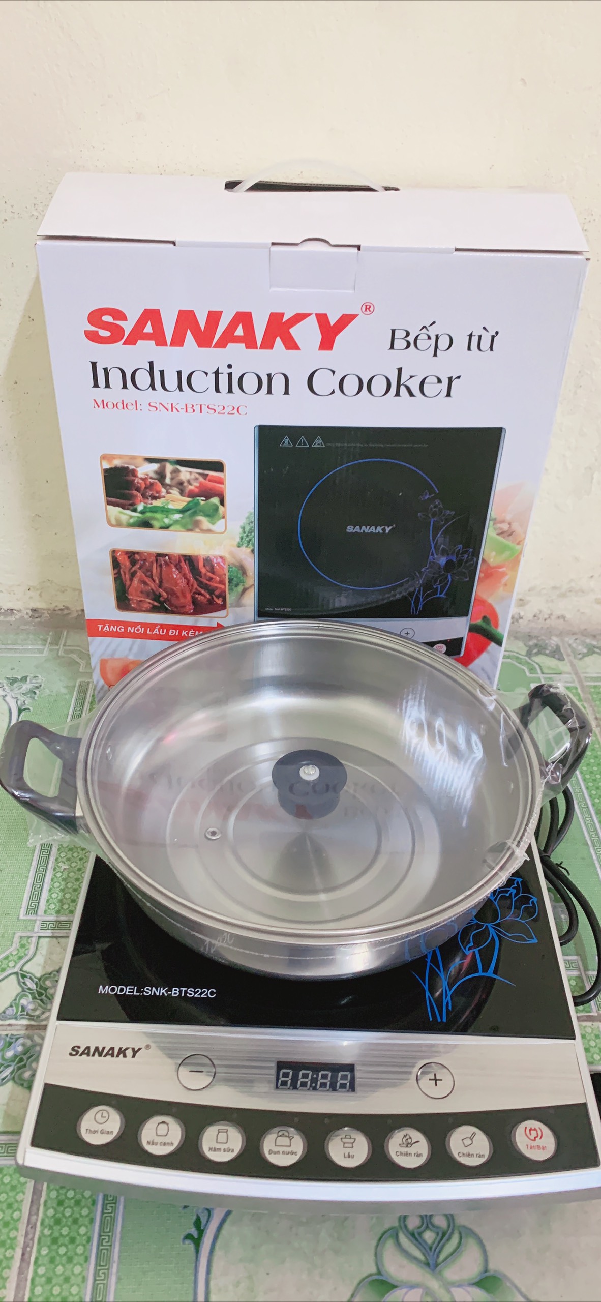 Bếp từ Sanaky SNK-BTS22C-Hàng Chính hãng tặng kèm nồi lẩu