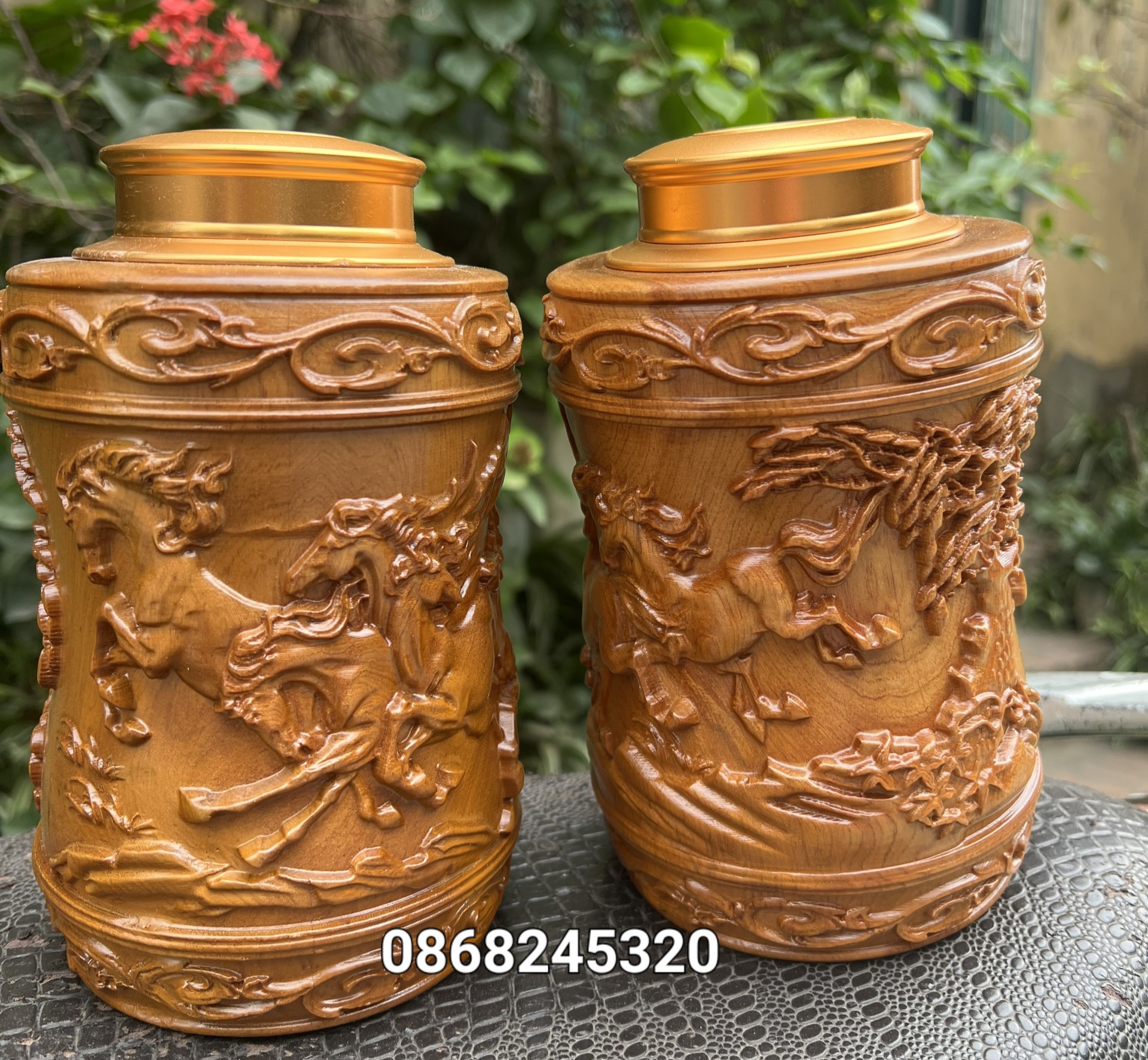 Hộp đựng trà (chè) khắc bát mã bằng gỗ ngọc am thơm nức kt cao 20×12×12cm