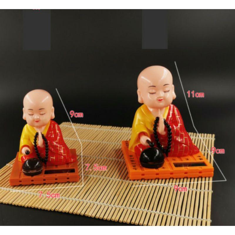 Tượng phật gõ mõ năng lượng mặt trời trang trí taplo xe hơi, phòng làm việc