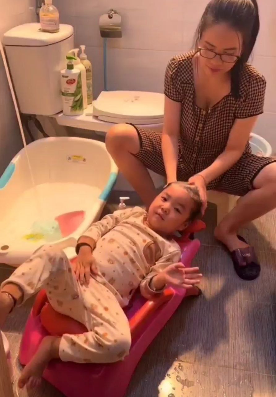 Ghế gội đầu cho bé có tay vịn - ghế gội đầu chắc chắn sử dụng gấp gọn dễ dàng tiện lợi cho mẹ và bé