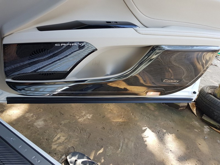 Bộ ốp Titan chống trầy xước Tapli, Táp li dành cho xe Toyota Camry 2019-2020