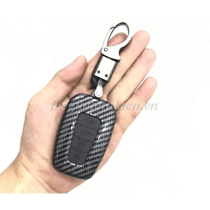 Ốp, bọc chìa khóa xe dành cho Toyota Corolla Cross nhựa ABS vân Carbon kèm móc đeo INOX