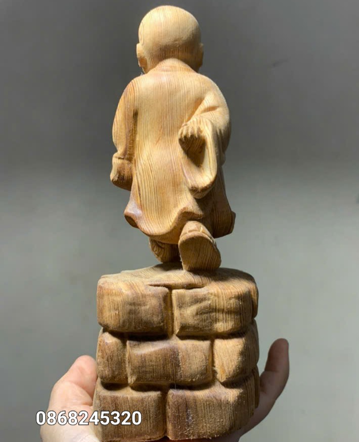 Tượng chú tiểu thong dong bằng gỗ ngọc am thơm nức kt cao 20×8×7cm