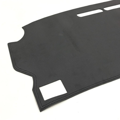 Thảm taplo ô tô Innova (2016 - 2019) loại da vân cacbon chống nắng, chống nứt vỡ taplo, thảm taplo innova