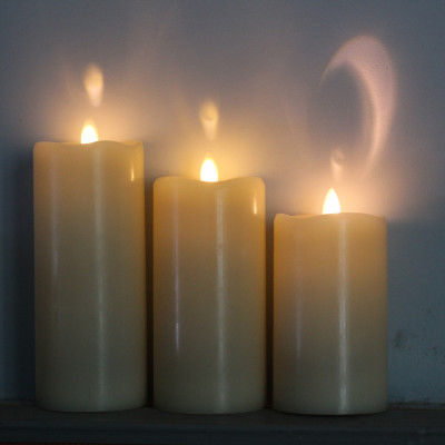 Nến điện tử R2D làm bằng sáp nến thật cao cấp, có remote điều khiển từ xa.