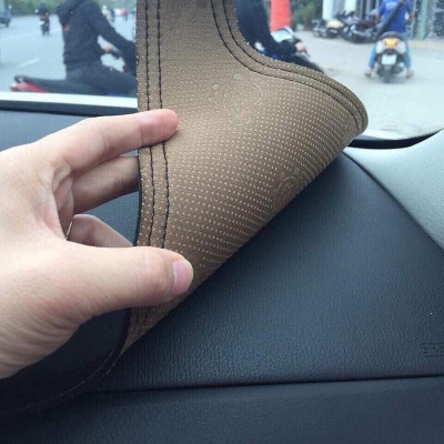 Thảm taplo ô tô Innova (2016 - 2019) loại da vân cacbon chống nắng, chống nứt vỡ taplo, thảm taplo innova