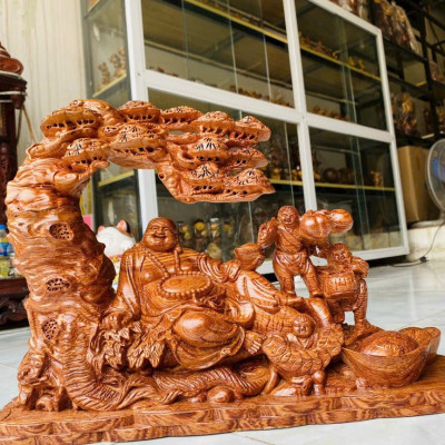 Tượng điêu khắc phật di lặc tam phúc ngự gốc cây tùng bằng gỗ hương đá đẹp long lanh kt 45×32×15cm