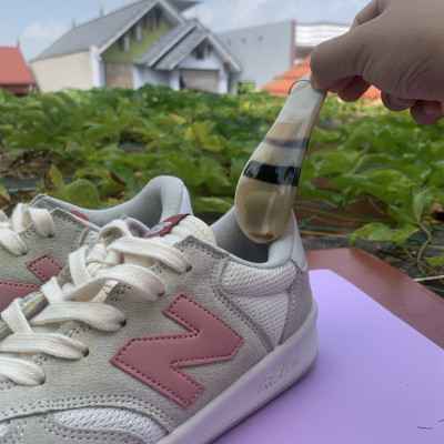 Combo móc treo chìa khoá đón gót giày và lược mini bằng sừng (OTH021) Treo túi xách/ chùm chìa khoá 