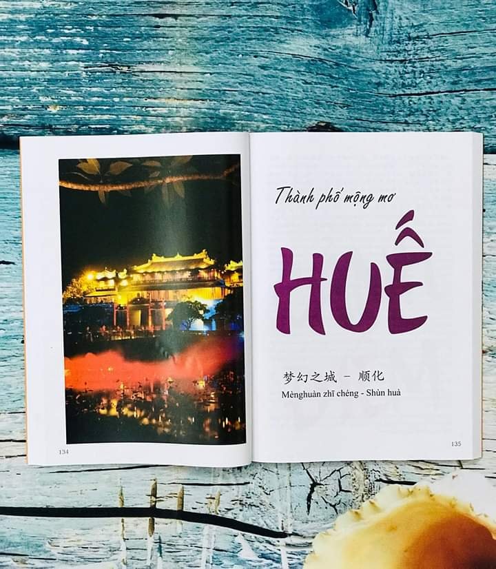 Sách- Combo gửi tôi thời Thanh Xuân song ngữ Trung việt có phiên âm MP3 nghe + Du lịch Việt Nam Ẩm thực và cảnh điểm (in màu, có audio nghe, giấy ảnh c2) có audio nghe+DVD tài liệu