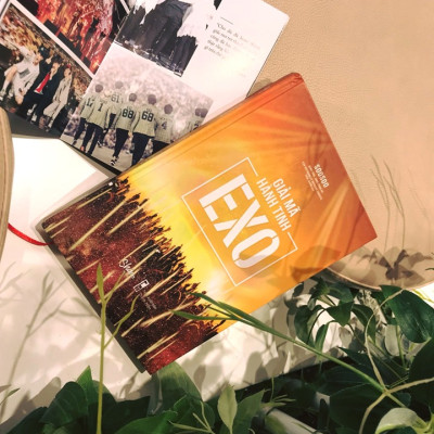 Combo Sách Hot - Số Lượng Có Hạn: Đế Chế SM + Gỉai Mã Hành Tinh EXO (Tặng Kèm Photobook In Màu, Bookmark Happy Life)