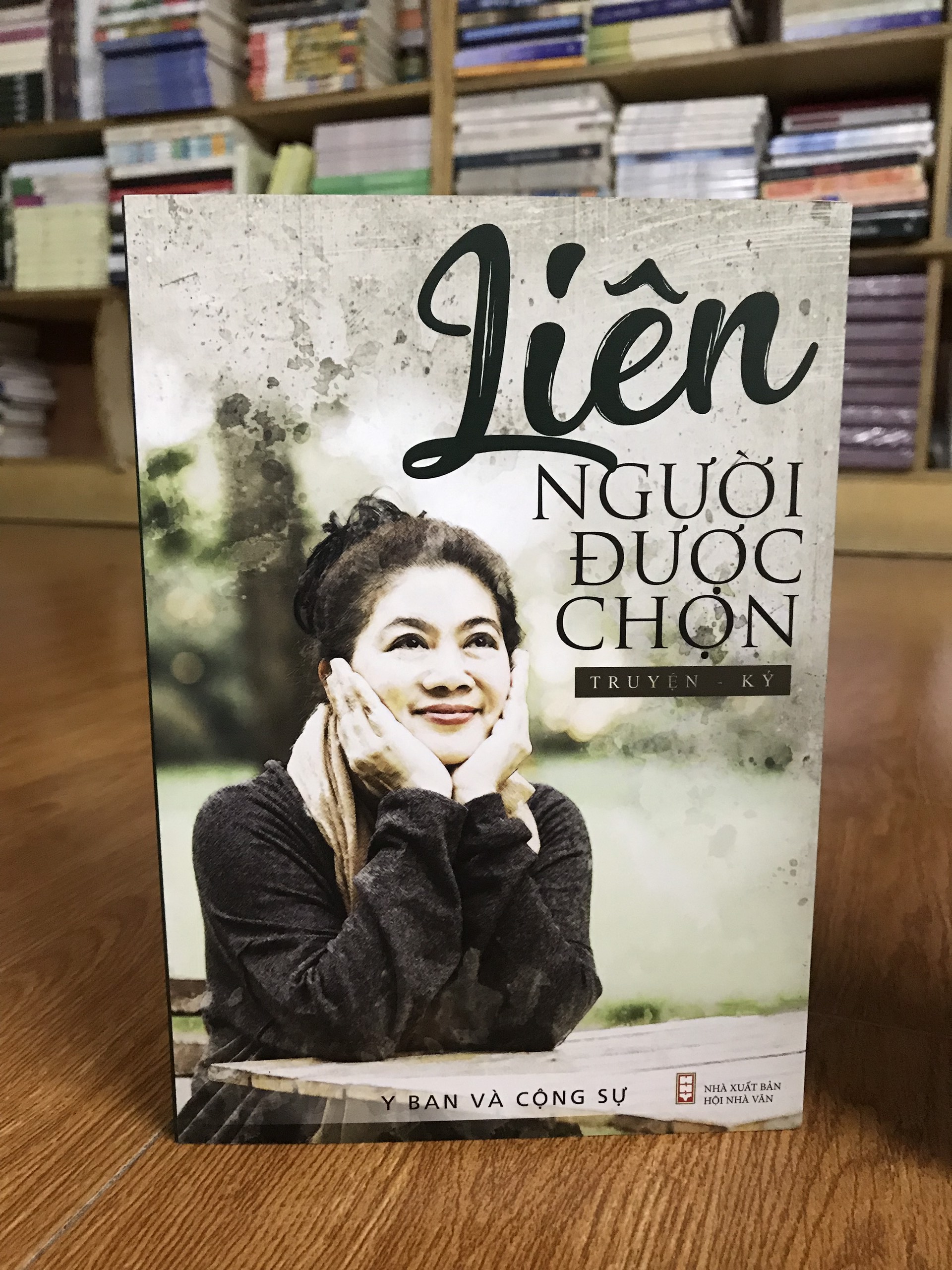 Combo sách hay: Liên người được chọn + Bước chậm lại giữa thế gian vội vã + Tìm em giữa ngàn sao lấp lánh (tặng kèm bookmark)