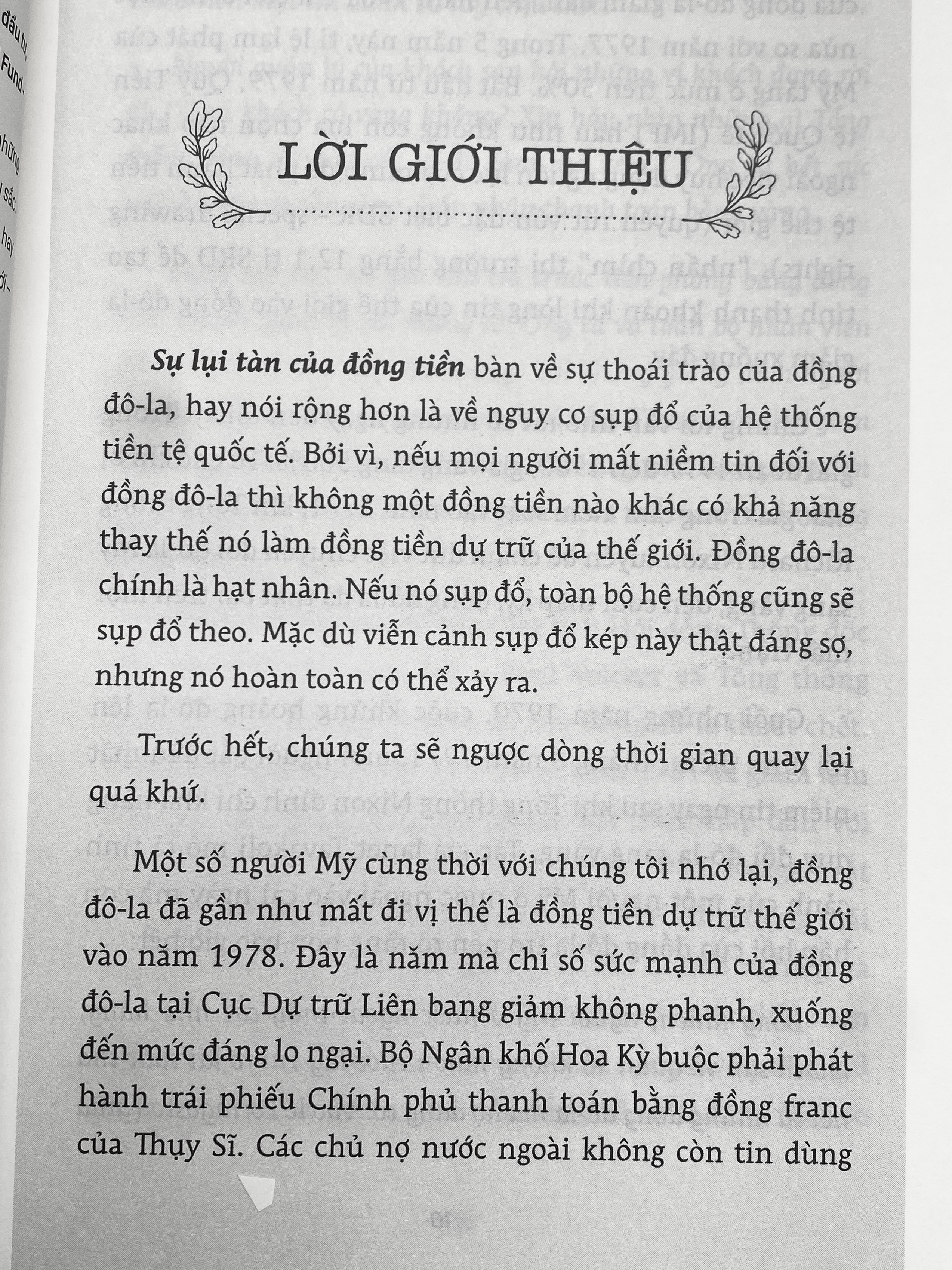 Sách - Sự lụi tàn của đồng tiền