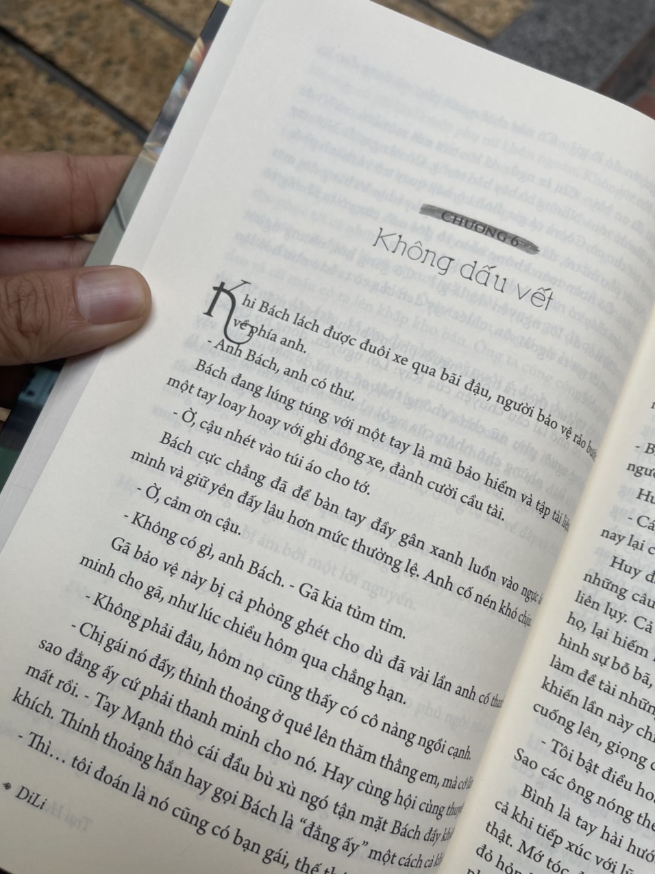 TRẠI HOA ĐỎ - Một bộ phim bom tấn của Victor Vũ dựa trên tiểu thuyết này – bìa mềm – DI LI –