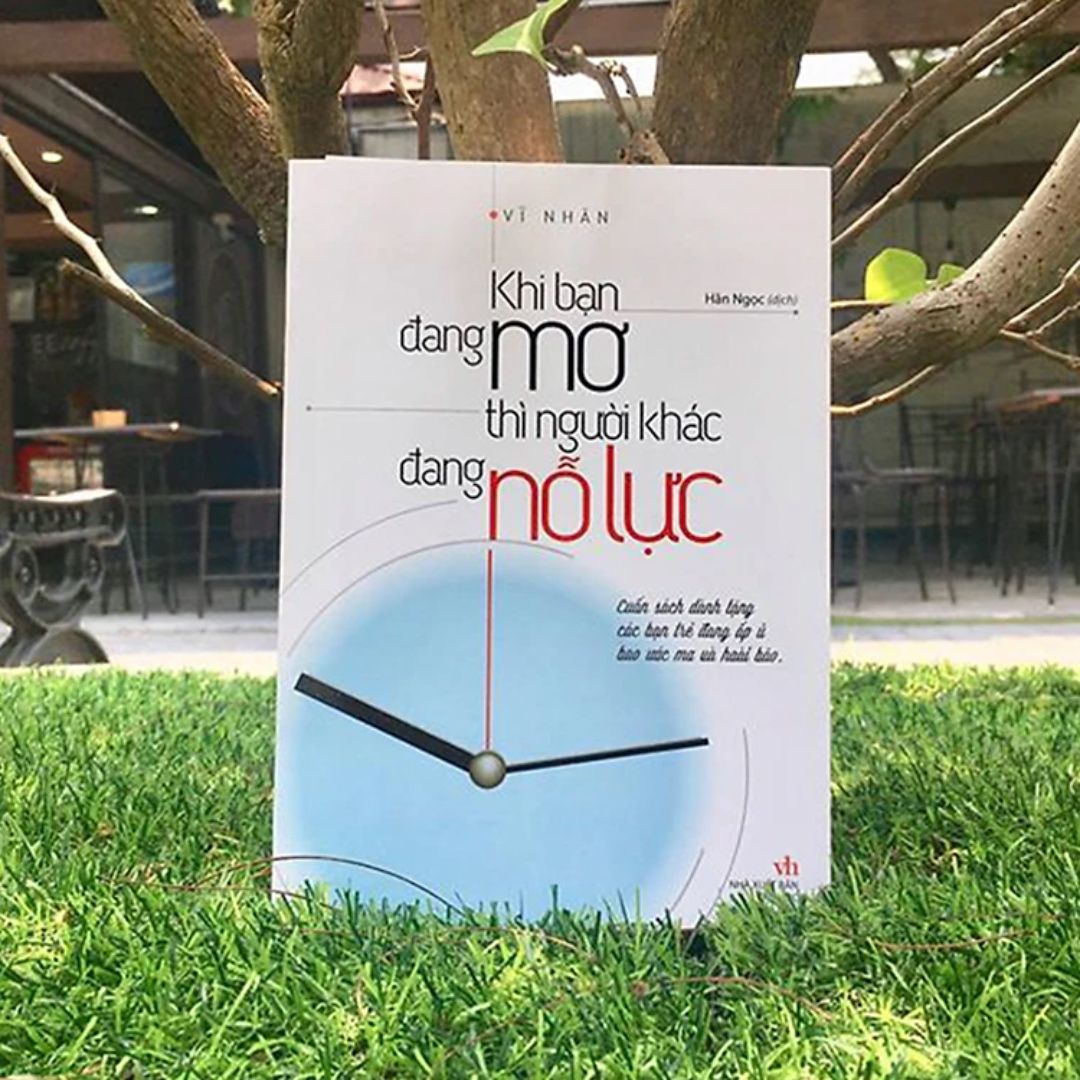 Combo sách: Mỗi Lần Vấp Ngã Là Một Lần Trưởng Thành (TB) + Khi Bạn Đang Mơ Thì Người Khác Đang Nỗ Lực (MinhLongBooks)