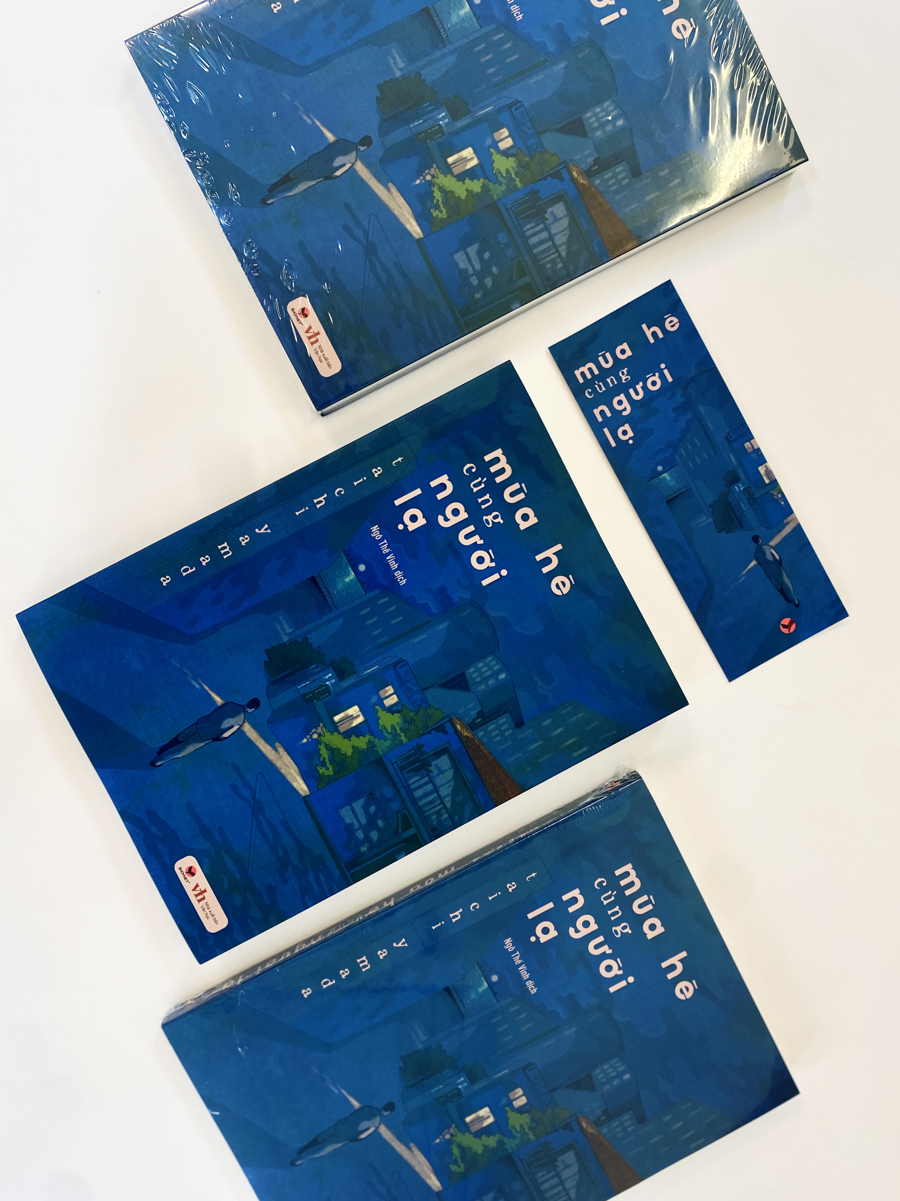 Sách - Mùa hè cùng người lạ