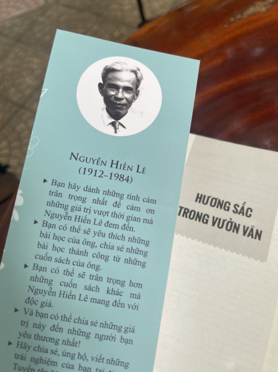 HƯƠNG SẮC TRONG VƯỜN VĂN – Nguyễn Hiến Lê – Bizbooks – NXB Hồng Đức (bìa mềm)