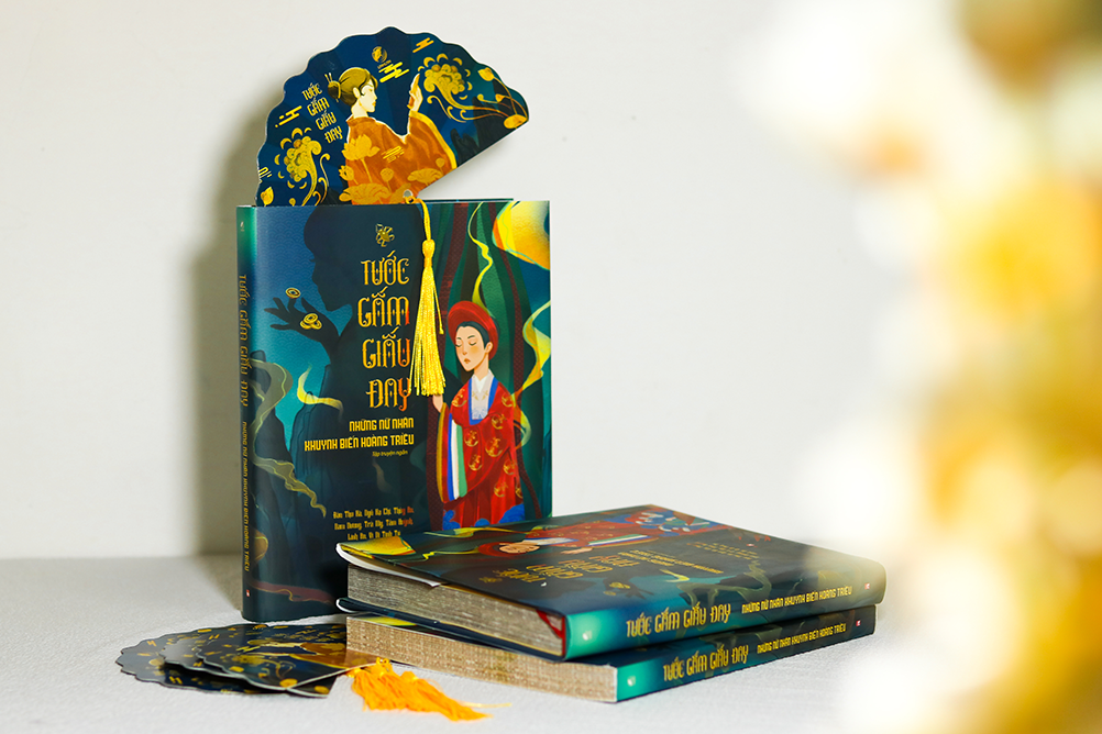 Tước Gấm Giấu Đay - Bìa Mềm ( Kèm Bookmark Hình Quạt )