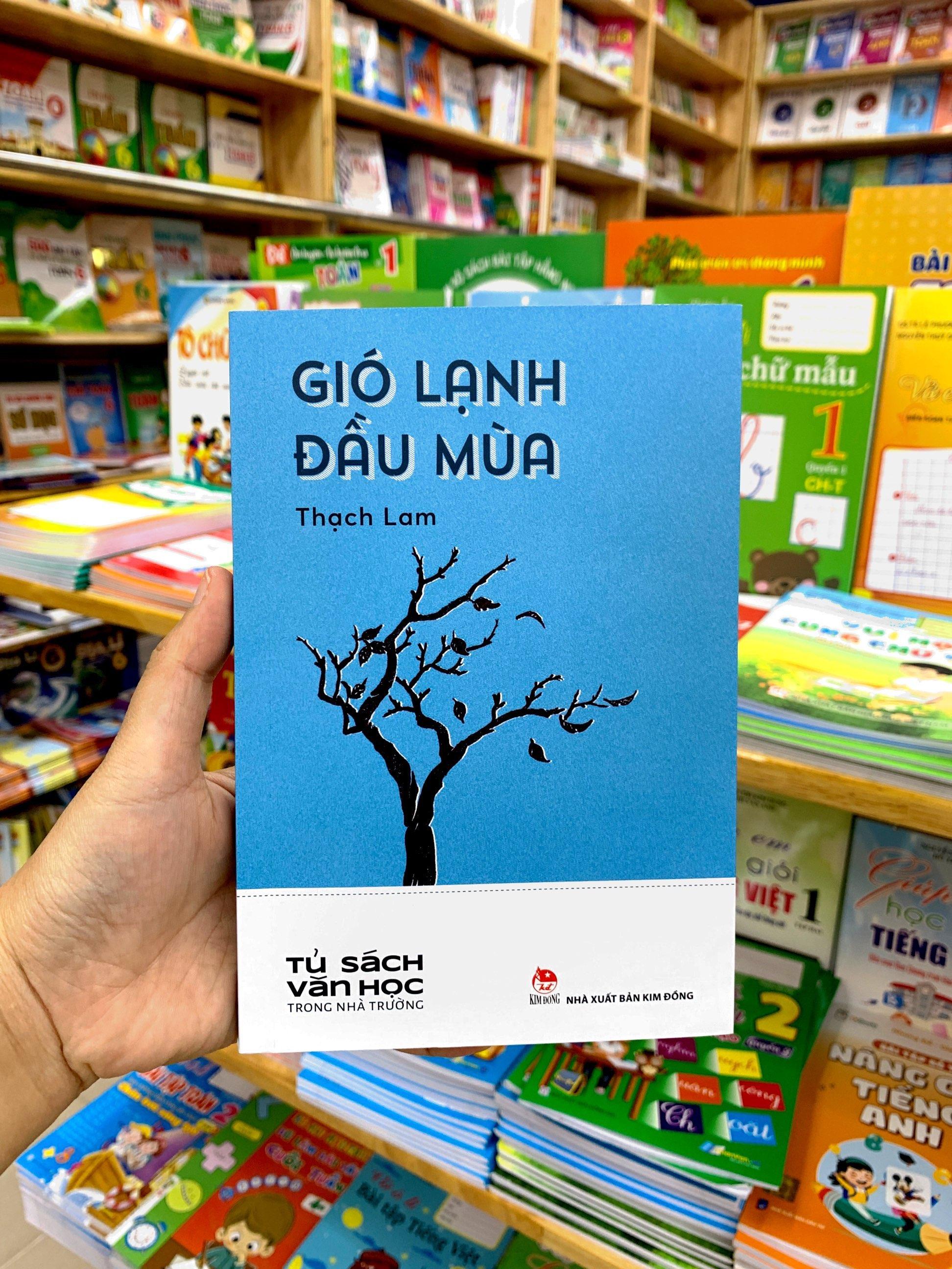 Văn Học Trong Nhà Trường: Gió Lạnh Đầu Mùa (Tái Bản 2019)