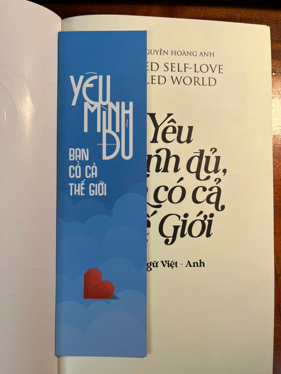 Sách - Yêu mình đủ bạn có cả thế giới (Song ngữ)