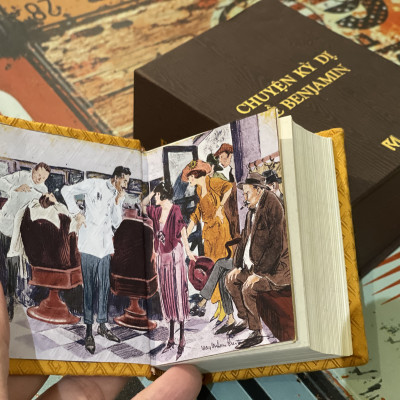 (Bản vi quyền in 100 cuốn bản kèm hộp meca cứng trong 3 mặt và bộ 3 postcard màu) CHUYỆN KỲ DỊ VỀ BENJAMIN – F. Scott Fitzgerald – Nguyễn Việt Hải dịch - Phúc Minh Books