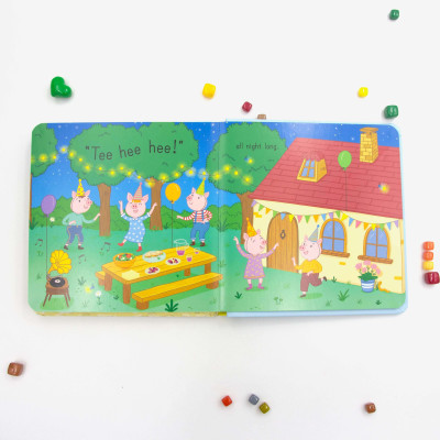 Little Board Books: This little piggy went to market - TRUYỆN TRANH TIẾNG ANH CHO BÉ