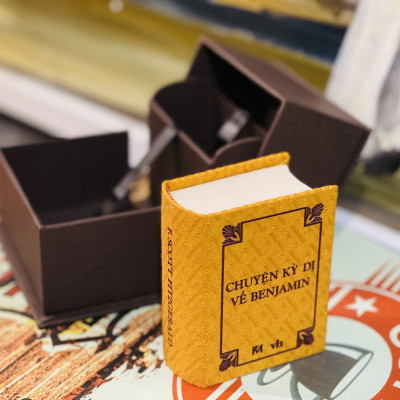 (Bản vi quyền in 100 cuốn bản kèm hộp meca cứng trong 3 mặt và bộ 3 postcard màu) CHUYỆN KỲ DỊ VỀ BENJAMIN – F. Scott Fitzgerald – Nguyễn Việt Hải dịch - Phúc Minh Books