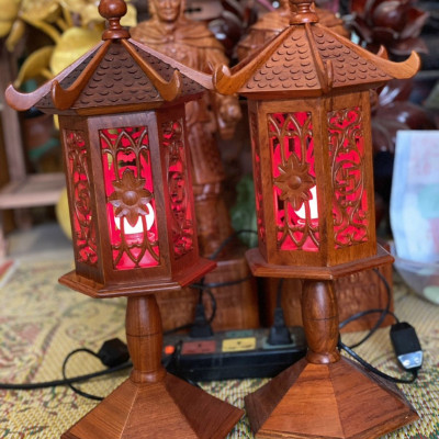 Đôi đèn thờ mái cong bằng gỗ hương 