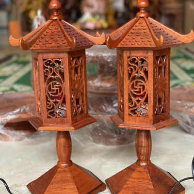 Đôi đèn thờ mái cong bằng gỗ hương 