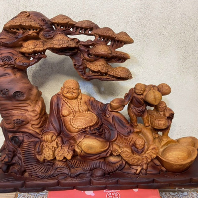 TƯỢNG PHẬT DI LẶC TAM PHÚC NGỰ GỐC CÂY TÙNG BẰNG GỖ HƯƠNG ĐÁ TÔ LÀM MẦU GIẢ CỔ KT 45×32×15CM