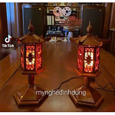 Đôi đèn thờ mái cong bằng gỗ hương 