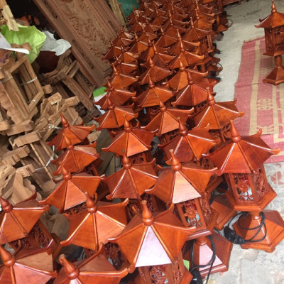 Đôi đèn thờ mái cong bằng gỗ hương 