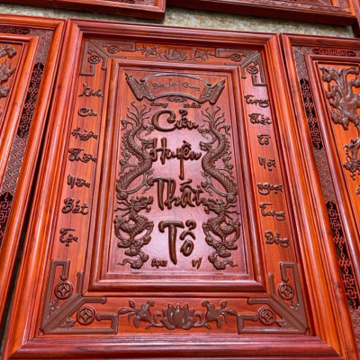 Tranh thờ cửu huyền thất tổ được làm bằng gỗ hương đỏ và pu dát vàng cao cấp kt 68×98×4cm