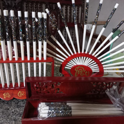 Đũa thờ chân đế gỗ hương ,đũa bằng xương ,đầu gắn khảm trai ốc 