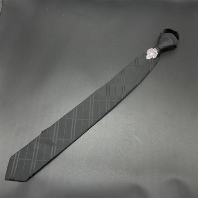 Cà vạt 6cm màu đen thắt sẵn kẻ ziczac đính đá tím hồng sang trọng