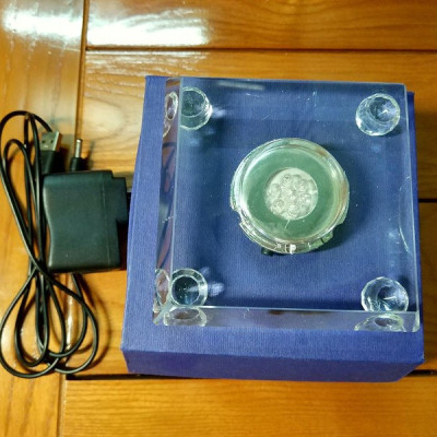 Đế đèn led đổi màu làm sáng tượng trang trí