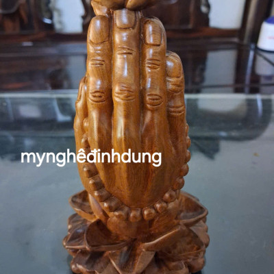 Tượng Bàn tay niệm phật bằng gỗ bách xanh thơm nức cao 15x9x9cm 