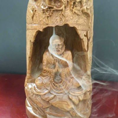 Đạt ma sư tổ ngồi thiền đốt hương trầm bằng gỗ bách xanh thơm nức kt cao 20×9cm