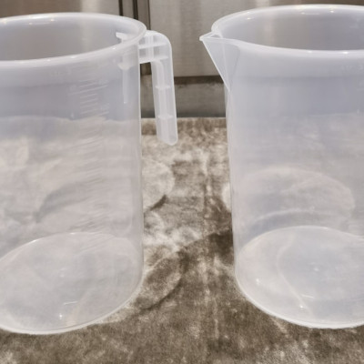 Bộ 2 ca đông có vạch chia 2 lít nhựa dày chịu lực chịu nhiệt.