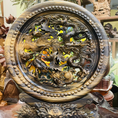 Đĩa trang trí phong thủy ,trạm khắc tứ linh bằng gỗ mun hoa đẹp long lanh kt mặt tròn 40×3,5cm+kệ chân đế cao tổng 48cm