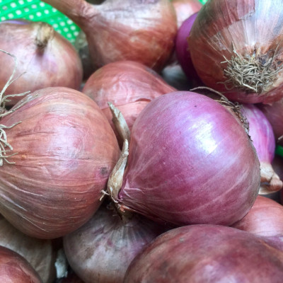 Hành tím khô Ấn Độ - Dori Thơm - 1kg - Hành tím củ to tròn khô. Xuất xứ Ấn Độ, củ rất to, tròn, hơi hăng và cay.