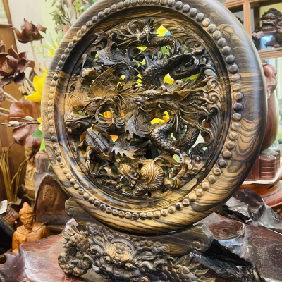 Đĩa trang trí phong thủy ,trạm khắc tứ linh bằng gỗ mun hoa đẹp long lanh kt mặt tròn 40×3,5cm+kệ chân đế cao tổng 48cm