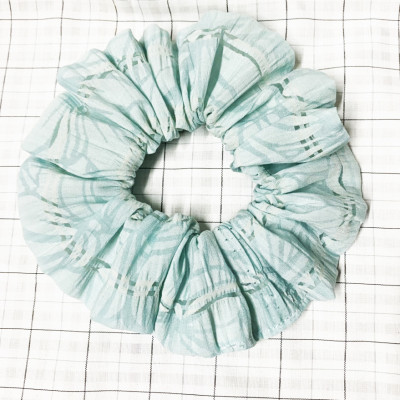Dây cột tóc scrunchies xanh hoa văn size trung