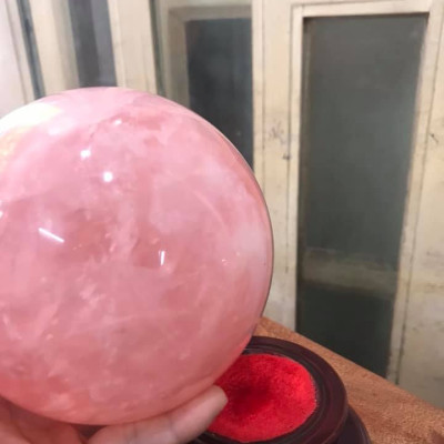 Trái Bi Phong Thủy To Đá Thạch Anh Hồng Tự Nhiên Đế Gỗ nhung đẹp tài Lộc nặng 2,8kg Cả Đế size Cao 19cm x đk 12cm Hợp Anh Chị Mệnh Hỏa mệnh Thổ đặt trên bàn nhà , công ty, cửa hàng, bàn thờ Thần Tài may mắn ạ